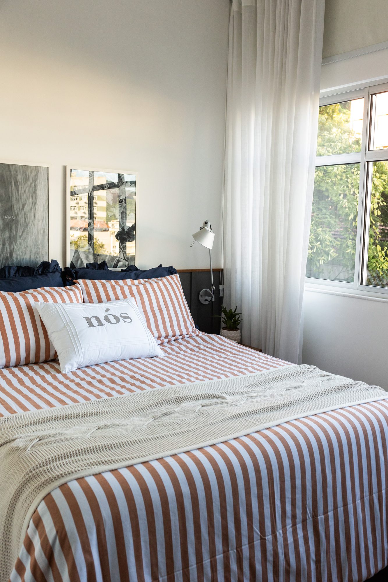 Quarto de casal com cortina clara e janela