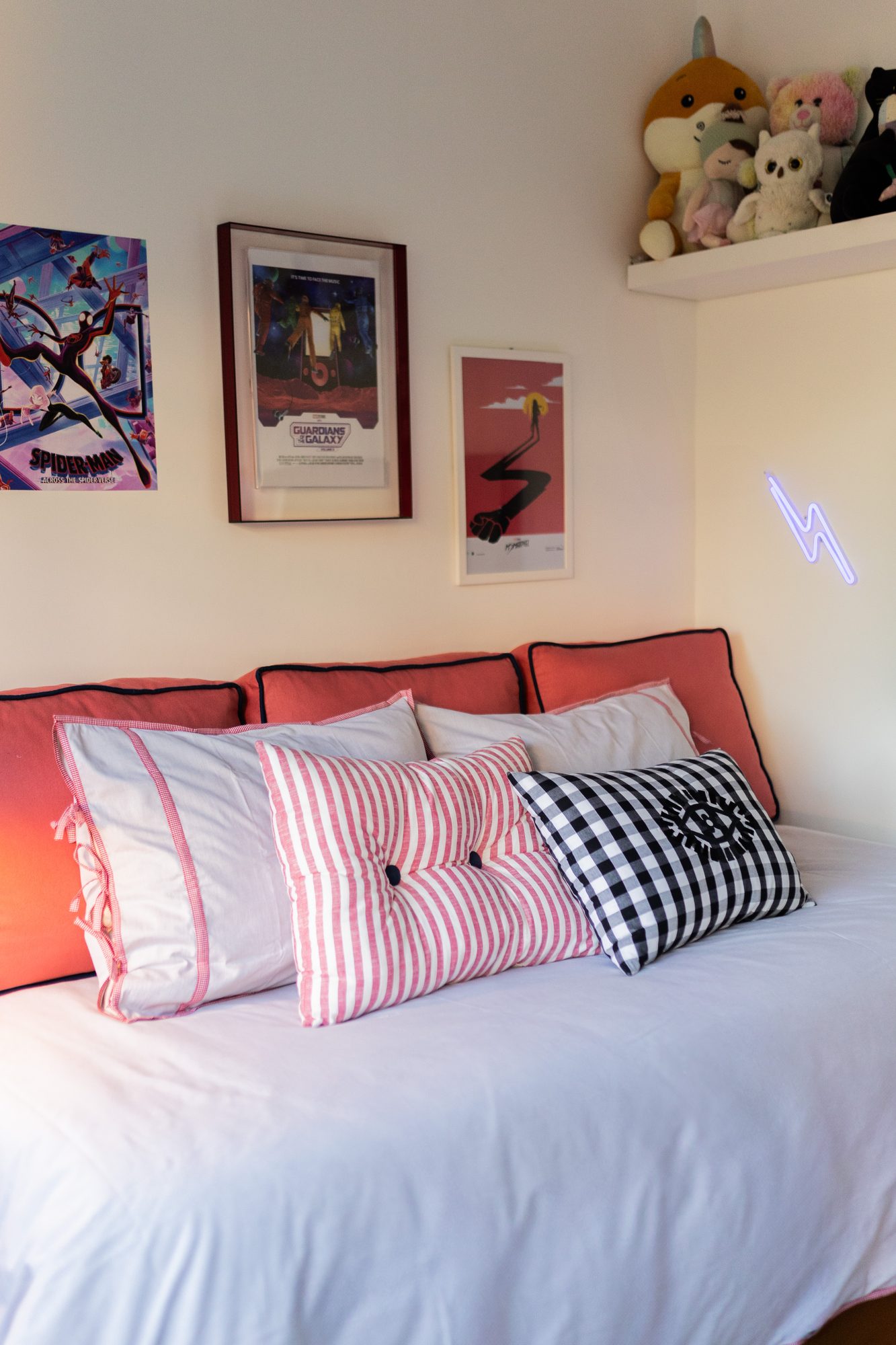 Cama infantil com almofadas rosa e xadrez