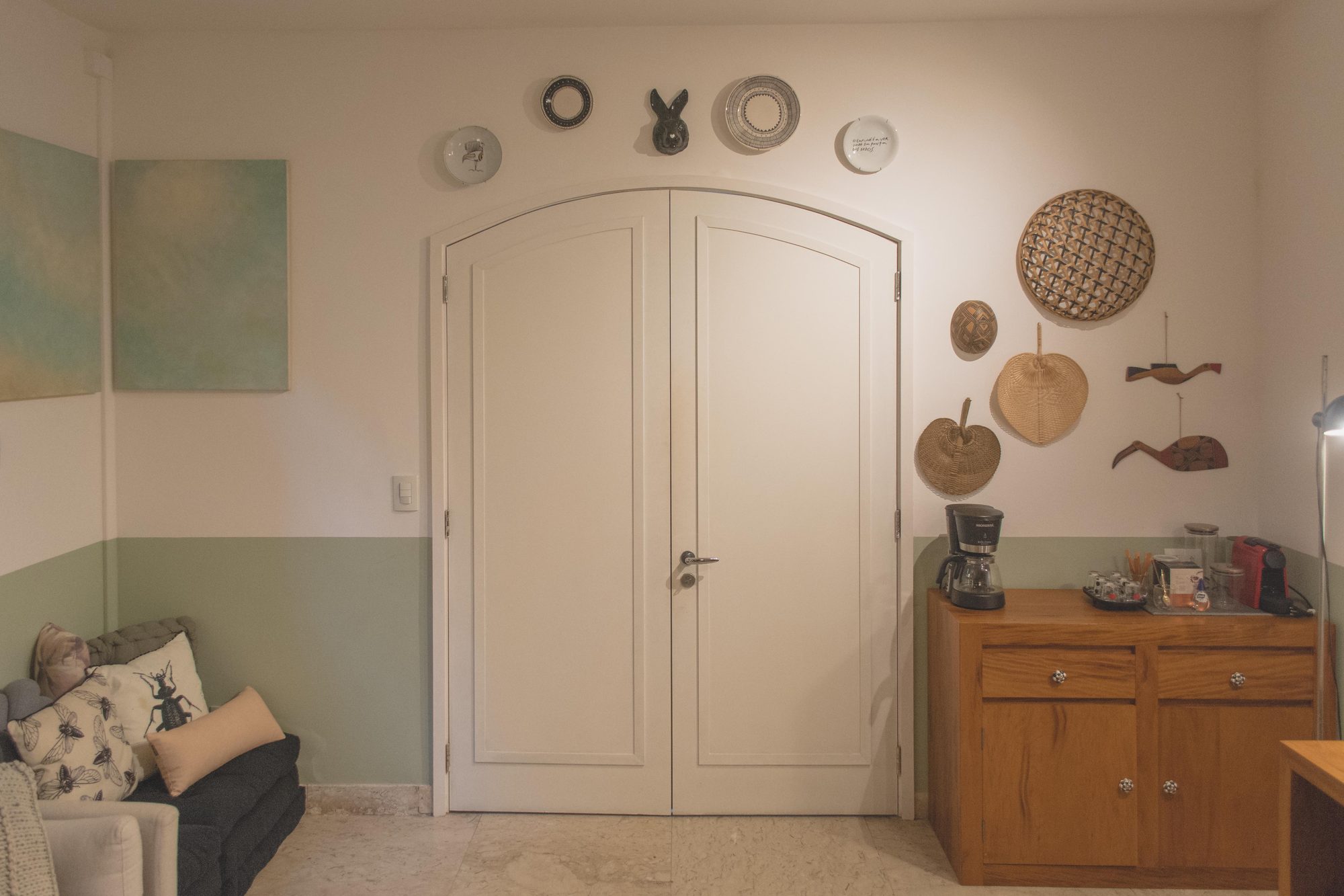 Porta em arco com cestos decorativos na parede
