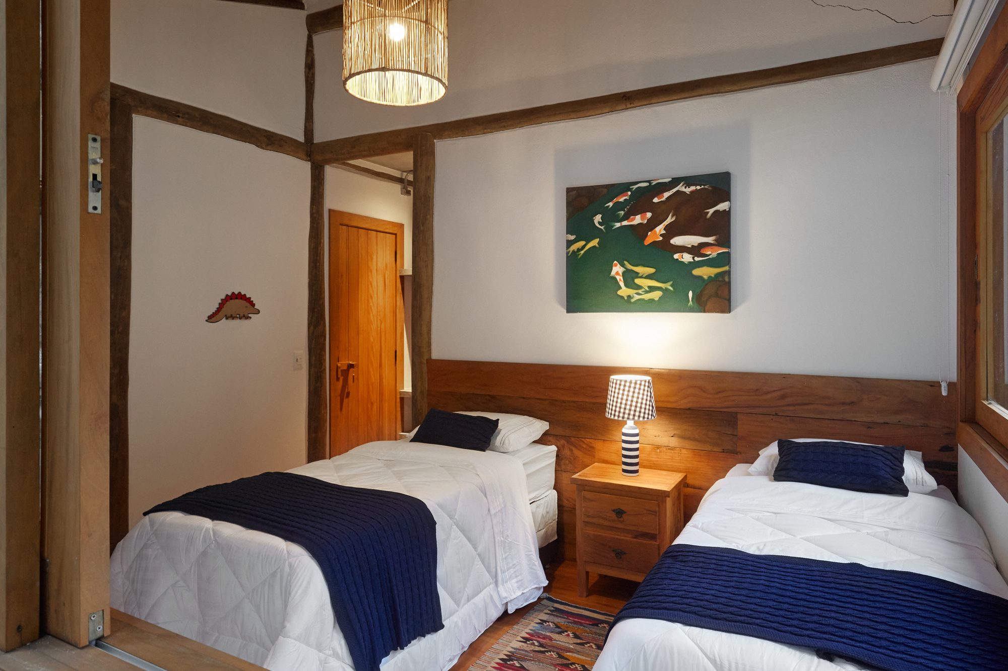 Quarto com duas camas de solteiro e mantas azuis